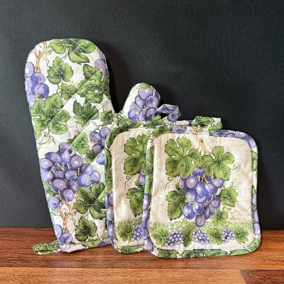 FRANCO Grape Fruit Oven Mitten (1) and Pot Holders (2) - Picture 1 of 12